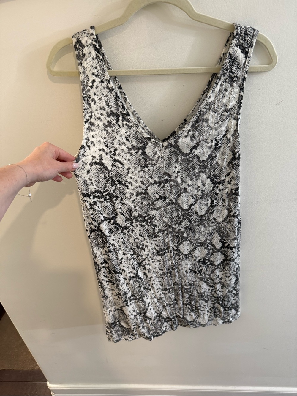 Olivaceous Snake Print Ribbed Tank Top Gray White V-Neck Size Medium